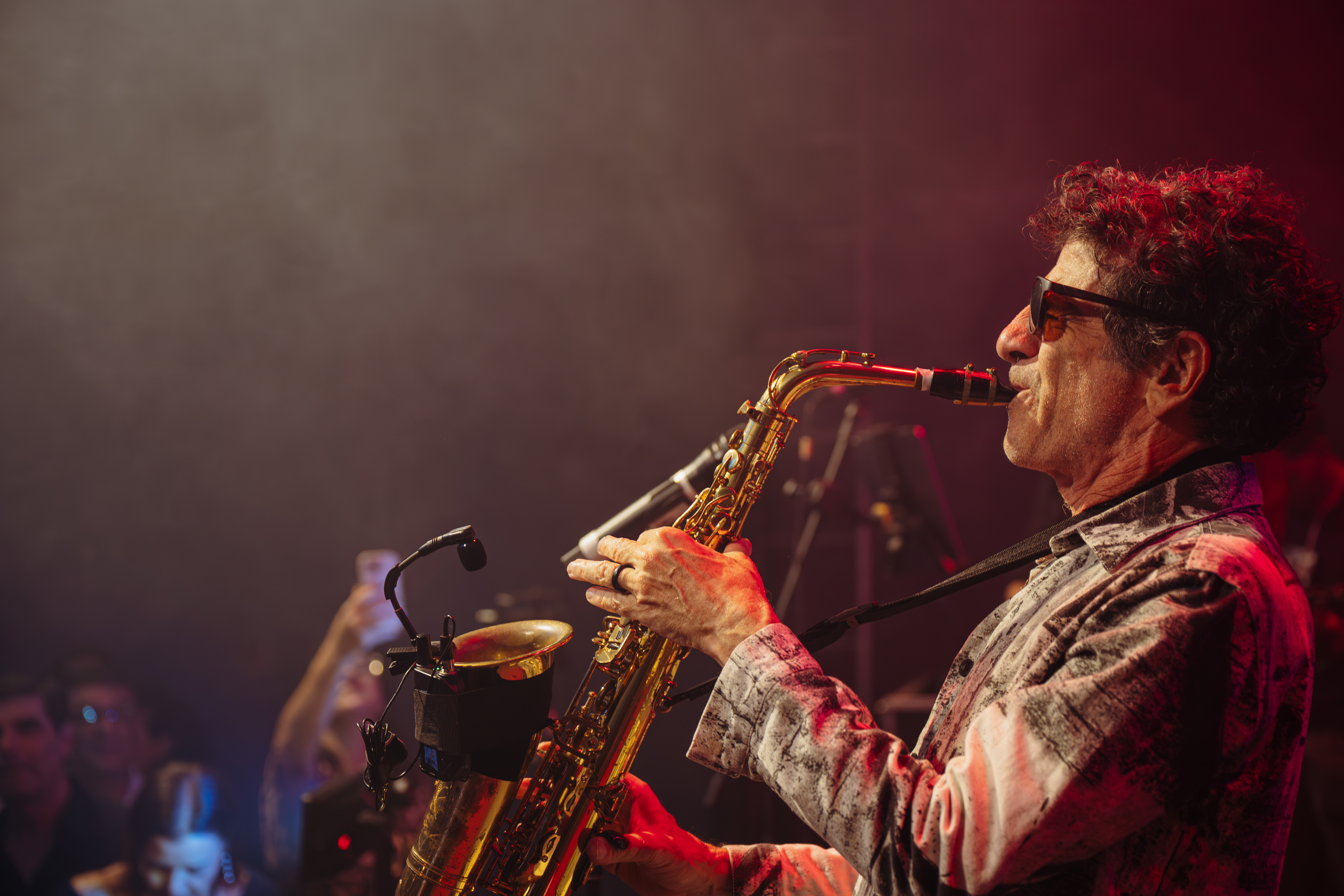 George Israel tocando saxofone no palco